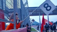 Marshal juga harus gaya. Saat betugas, jangan lupa pakai kacamata.