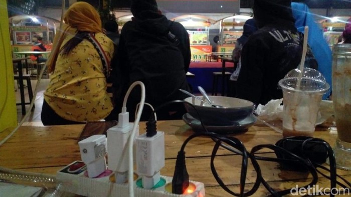 Warga serbu mal untuk isi baterai HP (Syahdan-detik)
