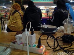 Awas! Ternyata Ini Bahaya Ngecas HP di Kafe