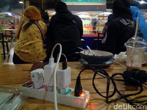 Listrik Masih Padam, Warga Sukabumi Serbu Mal untuk Cas HP