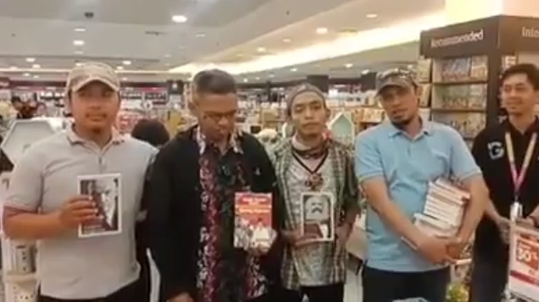 Foto: Razia buku paham Marxisme di Makassar (screenshoot) Foto: Razia buku paham Marxisme di Makassar (screenshoot)