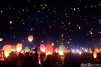 Warna-warni Lampion Bikin Gemerlap Langit Dieng