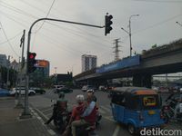 Suasana Lalin Ibu Kota Ketika Lampu Merah Terimbas Listrik Padam
