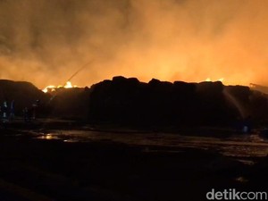 Pabrik Produksi Karton di Gresik Dilalap Api
