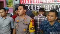 Tersangka melakukan aksinya sendirian dengan mengendarai sepeda motor. Dari rumahnya batu telah dipersiapkan. Saat di lokasi kejadian pos satpam, berhenti sebentar lalu melemparkan batu kemudian kabur. Aksi tersebut dilakukan sebanyak 3 kali di bulan Juli dan Agustus.