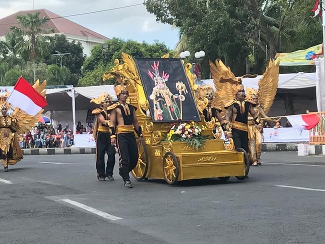 Acara puncak JFC 2019 dibuka dengan parede Tribute for Dynand Fariz. Parade tersebut dipersembahkan oleh desainer Anne Aventie untuk sang sahabat, mendiang Dynand Fariz yang dikenal sebagai pencetus JFC. Dynand mengembuskan napas terkahir 17 April lalu dalam usia 55 tahun. (Foto: Yakub Mulyono)
