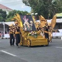Acara puncak JFC 2019 dibuka dengan parede Tribute for Dynand Fariz. Parade tersebut dipersembahkan oleh desainer Anne Aventie untuk sang sahabat, mendiang Dynand Fariz yang dikenal sebagai pencetus JFC. Dynand mengembuskan napas terkahir 17 April lalu dalam usia 55 tahun. (Foto: Yakub Mulyono)