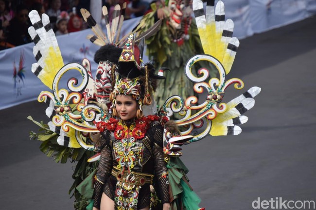 Inilah penampilan Cinta Laura di acara puncak Jember Fashion Carnaval (JFC) 2019, Minggu (4/8/2019). Berbalut kostum bertema Dayak, artis Indonesia yang sudah go-international itu muncul sebagai duta JFC 2019. (Foto: Yakub Mulyono)