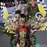 Inilah penampilan Cinta Laura di acara puncak Jember Fashion Carnaval (JFC) 2019, Minggu (4/8/2019). Berbalut kostum bertema Dayak, artis Indonesia yang sudah go-international itu muncul sebagai duta JFC 2019. (Foto: Yakub Mulyono)