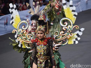 Gaya Cinta Laura di Jember Fashion Carnaval Dikritik Ketua MUI Jember