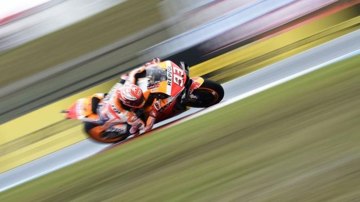 Alex Rins menyebut Marc Marquez tidak menghormati pebalap lain usai serangkaian insiden di kualifikasi MotoGP Republik Ceko. (Foto: Michael Cizek / AFP)