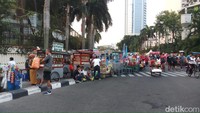Maraknya PKL itu menyulitkan warga yang biasa menikmati CFD. Khususnya mereka yang membawa sepeda atau yang memang berniat datang untuk joging karena sejumlah pedagang berjualan hingga ke tengah jalan. (Foto/ Farih/detikcom)