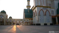 Hampir selalu ada kegiatan di masjid berwarna kuning ini.