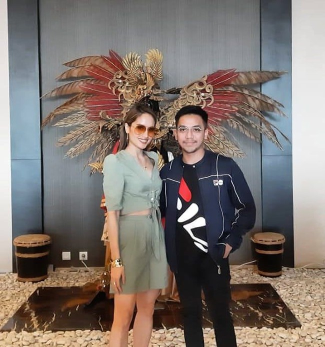 Menurut makeup artist Bubah Alfian yang merupakan jebolan JFC, Cinta Laura ikut ambil bagian secara sukarela. Yang mengharukan, Cinta Laura jadi brand ambassador dan akan tampil di JFC tanpa dibayar. Saya benar-benar sampai menangis, saya ciumin dia sambil bilang terima kasih karena sumbangsihnya dia, papar Bubah saat ditemui di acara Nivea di Jakarta x Beauty baru-baru ini. (Foto: Instagram/@jemberfashioncarnaval)