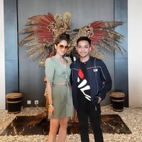 Menurut makeup artist Bubah Alfian yang merupakan jebolan JFC, Cinta Laura ikut ambil bagian secara sukarela. Yang mengharukan, Cinta Laura jadi brand ambassador dan akan tampil di JFC tanpa dibayar. Saya benar-benar sampai menangis, saya ciumin dia sambil bilang terima kasih karena sumbangsihnya dia, papar Bubah saat ditemui di acara Nivea di Jakarta x Beauty baru-baru ini. (Foto: Instagram/@jemberfashioncarnaval)