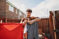 Ilustrasi pria menjemur