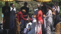 Pemangku adat Dieng, Sumanto mengatakan, anak rambut gembel ini memang cenderung lebih aktif dan berkemauan kuat dibanding anak pada umumnya (Uje Hartono/detikcom)