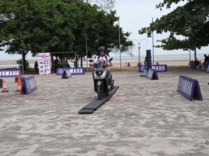 Warga Belitung Ditantang Uji Kehandalan Skutik Lewati Rintangan