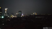 Listrik di sebagian wilayah Jakarta belum padam hingga pukul 18.47 WIB. Begini pantauan di sekitar Tegal Parang, Jakarta Selatan dari gedung lantai 9 (Dhani Irawan/detikcom)