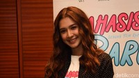 Mikha kebetulan emang statusnya kini adalah mahasiswi cantik betulan.