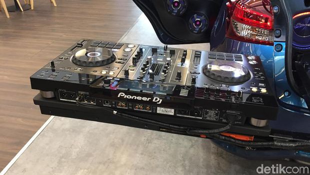 Tune table di bagian belakang mobil