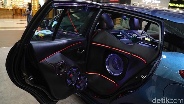 Speaker juga dipasang di bagian pintu