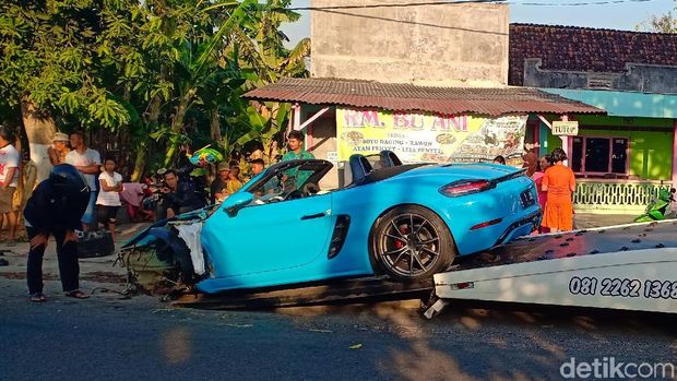 Porsche yang kecelakaan di Magetan diderek/