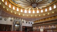 Interior masjid pun terlihat nyaman.