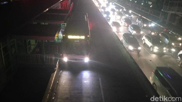 Gelap dan Gerah! Begini Kondisi di Halte Harmoni saat Listrik Padam