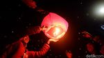 Foto: Warna-warni Lampion di Langit Dieng