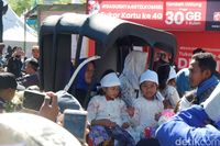 Anak Berambut Gembel Dieng Minta Kentut Ibu Dibungkus Plastik