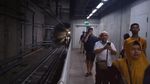 Detik-detik Evakuasi Penumpang MRT Imbas Listrik Padam Massal