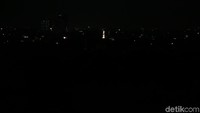 Kondisi jalanan protokol di ibu kota Jakarta, pun kini gelap tak seperti malam-malam sebelumnya.
