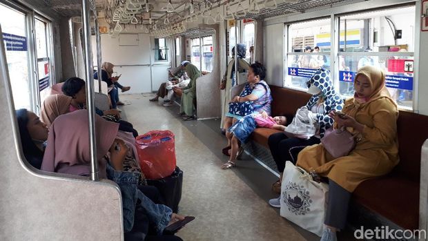 Gangguan Listrik, KRL Tertahan di UI