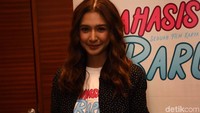 Ia diceritakan menjadi mahasiswi yang satu gank dengan Widyawati sang aktris utama.