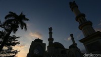 Masjid ini memiliki menara yang setinggi 99 meter.