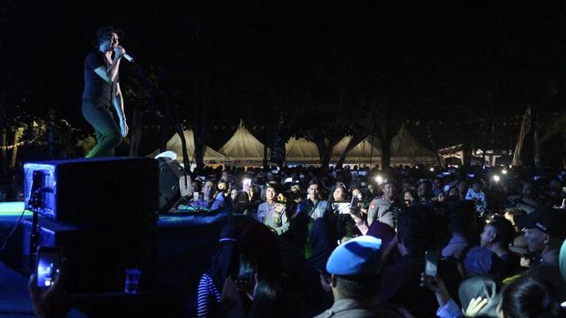 Aksi Anji Temani Malam Minggu Warga Belitung di Pantai Tanjung Pendam