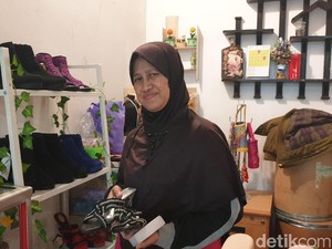 Seni Rajut Sepatu Ala Sri Dewi: Dari Hobi Jadi Menginspirasi