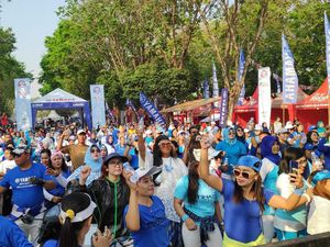 Minggu Sehat, Emak-emak Senam Bareng di GOR Sidoarjo