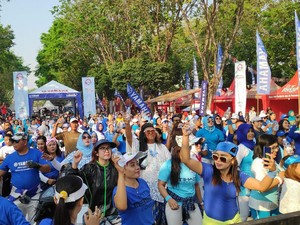 Minggu Sehat, Emak-emak Senam Bareng di GOR Sidoarjo