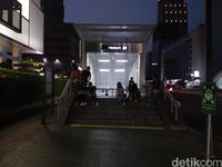 Sudah 7 Jam Listrik Padam, Begini Suasana di Bundaran HI