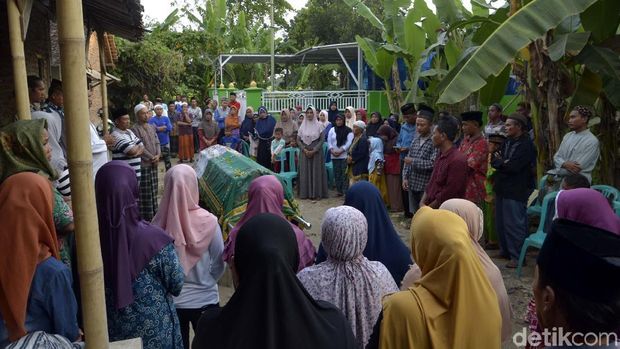 Pemakaman korban KM Pieces, Casmuri di Pekalongan.