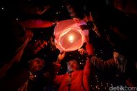 Warna-warni Lampion Bikin Gemerlap Langit Dieng