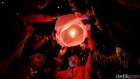 Namun akhirnya, lampion dengan warna hijau, merah, kuning dan biru ini menyinari langit Dieng (Uje Hartono/detikcom)