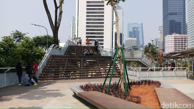 Warga Asyik Foto-foto dari Taman Dukuh Atas Saat CFD