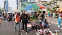 Pergub Nomor 12 Tahun 2016 tentang Pelaksanaan Hari Bebas Kendaraan Bermotor (HBKB) menyatakan pedagang kaki lima diperbolehkan berjualan pada lokasi yang ditentukan di area HBKB. (Foto/ Farih/detikcom)