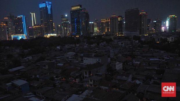 Suasana rumah warga saat listrik padam di Karet Tengsin, Jakarta, Minggu (4/8).