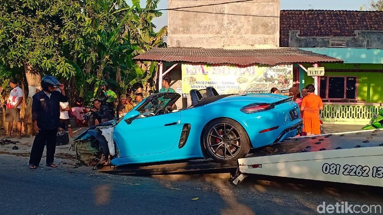 Super Car yang Ringsek Kecelakaan di Magetan Diderek Super Car yang Ringsek Kecelakaan di Magetan Diderek