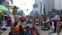 PKL juga tampak berjualan di dekat trotoar yang sedang direvitalisasi. PKL berjualan makanan hingga pakaian di lokasi tersebut. (Foto/ Farih/detikcom)