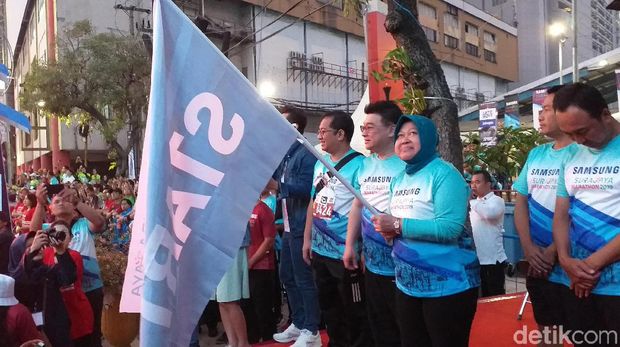 Wali kota risma lepas peserta Surabaya Marathon 2019/